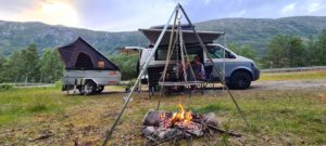 Wild kamperen in noorwegen met een kampvuur